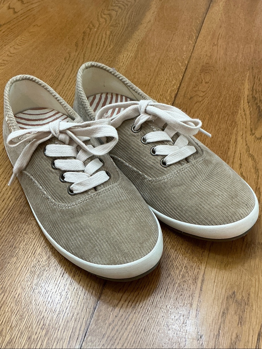 Woman’s Taos Star tan corduroy tie sneaker. Size 8. Like new! Arch support! Cute